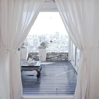 JUEGO DE CORTINAS CORTAS CON BOTONES ESTILO CAMPO (INCLUYE 2 PAÑOS DE 150X135cm APROX. CADA PAÑO)